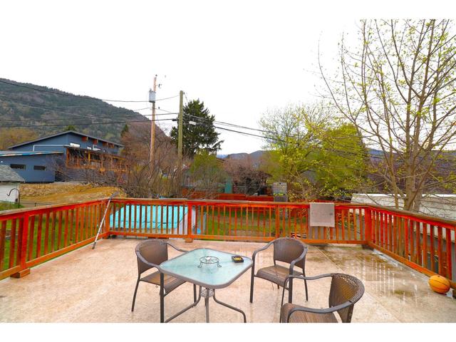 407 9th Avenue, House detached with 4 bedrooms, 2 bathrooms and null parking in Castlegar BC | Image 7