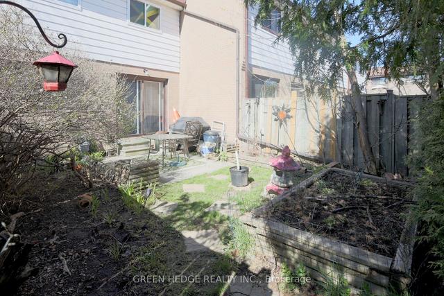 102 Fleetwood Cres, Townhouse with 3 bedrooms, 2 bathrooms and 2 parking in Brampton ON | Image 14