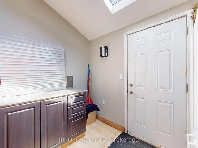 219 Queen St W, House detached with 2 bedrooms, 2 bathrooms and 6 parking in Brampton ON | Image 13