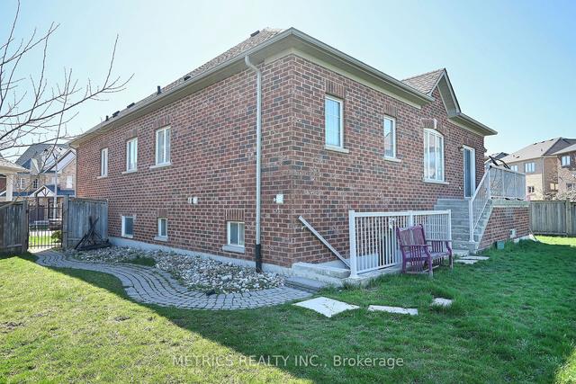 42 Carmel Cres, House detached with 3 bedrooms, 3 bathrooms and 6 parking in Brampton ON | Image 11