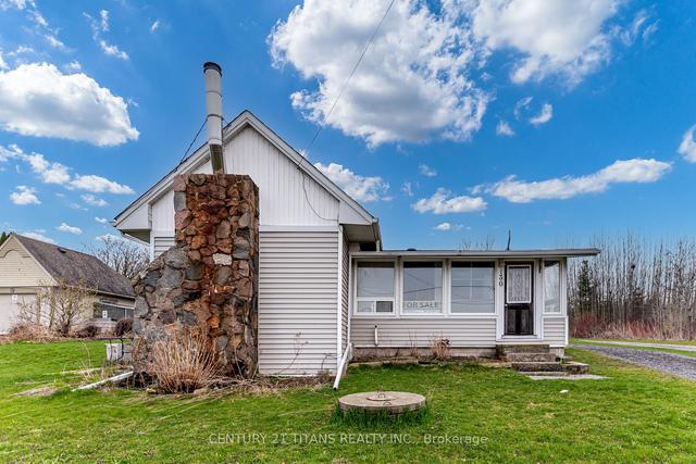 130 West Beach Rd, House detached with 2 bedrooms, 1 bathrooms and 4 parking in Clarington ON | Image 1