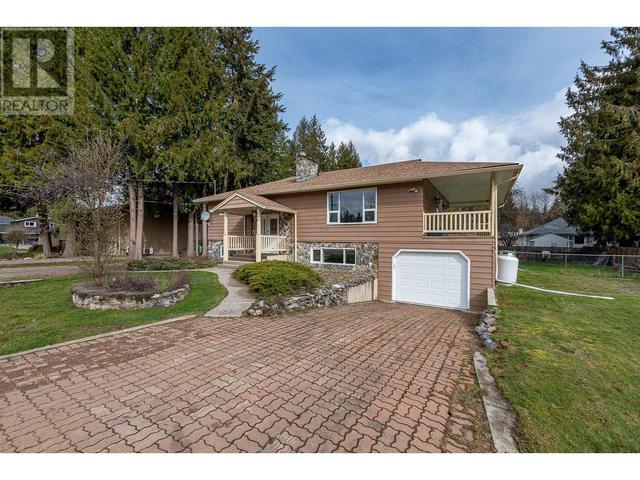 606 Forest Park Street, House detached with 4 bedrooms, 2 bathrooms and 1 parking in Sicamous BC | Image 2