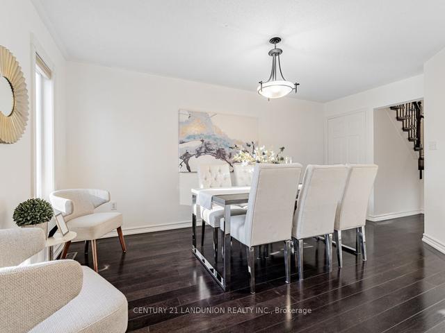 8 Baffin Crt, House attached with 3 bedrooms, 4 bathrooms and 3 parking in Richmond Hill ON | Image 2