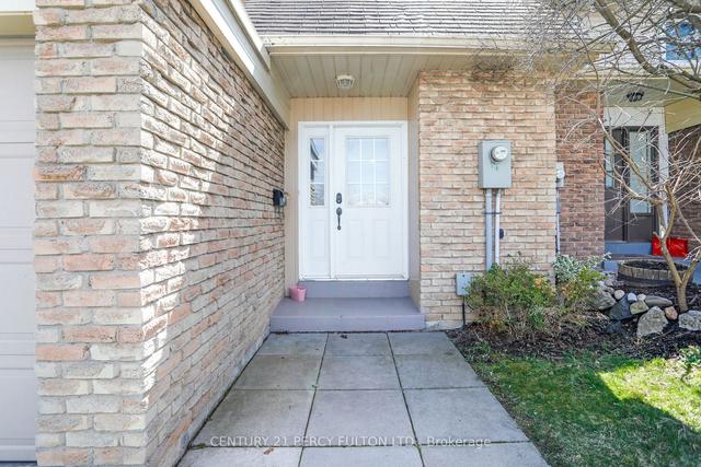 17 Robbie Cres, Townhouse with 3 bedrooms, 2 bathrooms and 2 parking in Ajax ON | Image 12