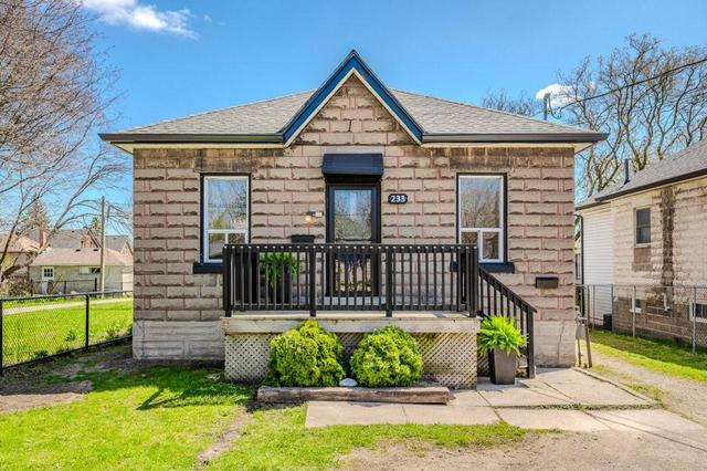 233 Elizabeth Street, House detached with 6 bedrooms, 2 bathrooms and 4 parking in Guelph ON | Image 1