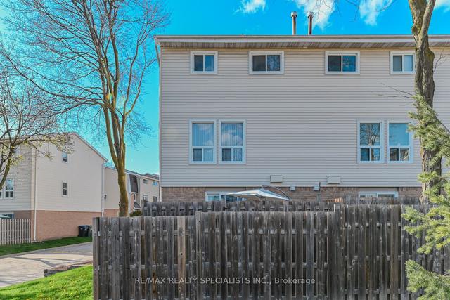 100 Ellis Dr, Townhouse with 3 bedrooms, 2 bathrooms and 2 parking in Brampton ON | Image 35