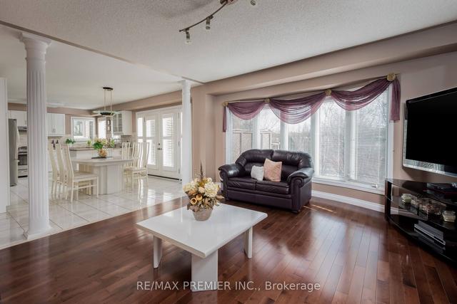 113 Sierra Crt, House detached with 4 bedrooms, 4 bathrooms and 6 parking in Vaughan ON | Image 3