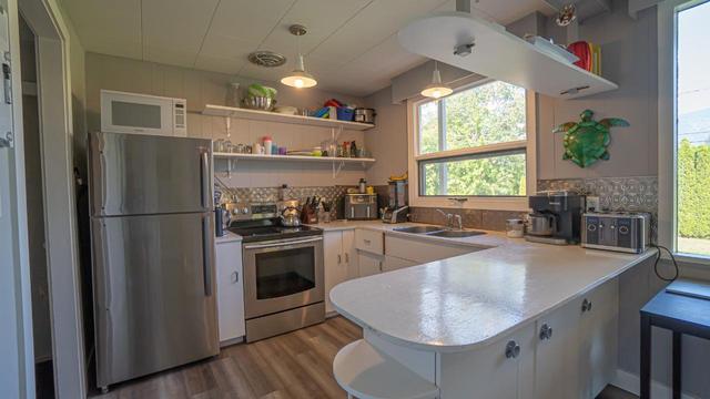 2700 Columbia Avenue, House detached with 2 bedrooms, 1 bathrooms and null parking in Castlegar BC | Image 4