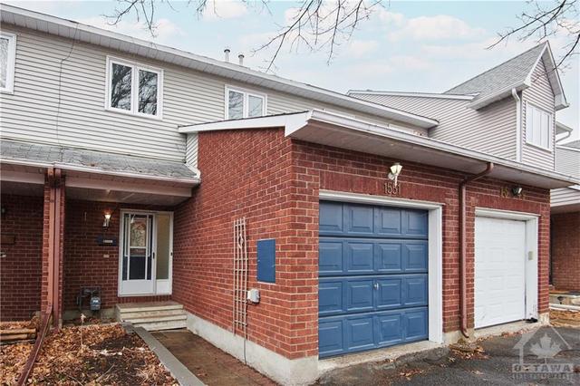 1551 Briarfield Crescent, Townhouse with 3 bedrooms, 2 bathrooms and 3 parking in Ottawa ON | Image 2
