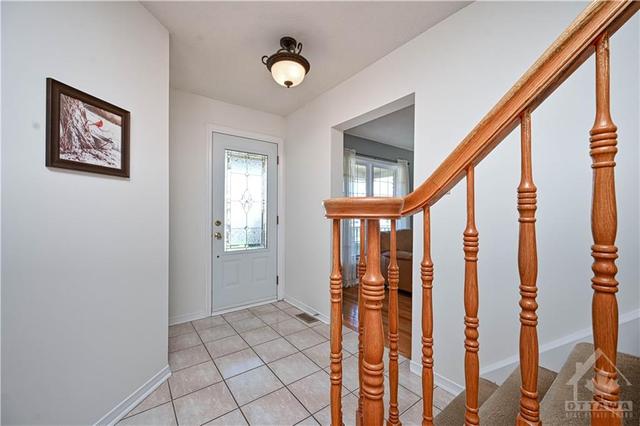 1914 Leclair Crescent, House detached with 3 bedrooms, 3 bathrooms and 4 parking in Ottawa ON | Image 2