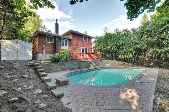 16 Eastpark Drive, House detached with 3 bedrooms, 2 bathrooms and 2 parking in Ottawa ON | Image 2
