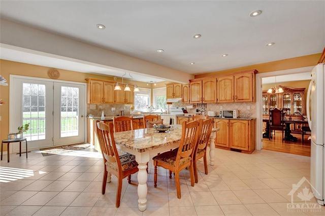 113 Huntley Manor Drive, House detached with 4 bedrooms, 3 bathrooms and 6 parking in Ottawa ON | Image 7