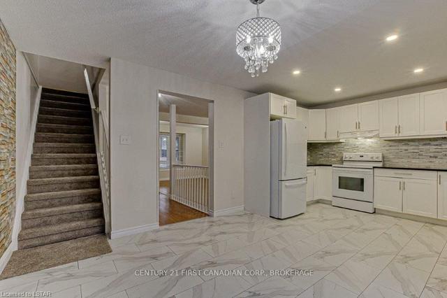 35 - 55 Ashley Cres, Townhouse with 3 bedrooms, 2 bathrooms and 2 parking in London ON | Image 2
