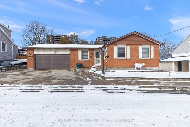 15 Chester St, House detached with 3 bedrooms, 1 bathrooms and 5 parking in Guelph ON | Image 1