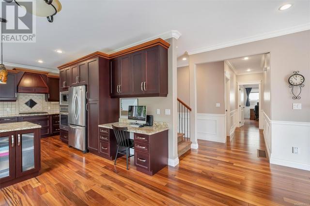 1705 De Sousa Pl, House detached with 4 bedrooms, 4 bathrooms and 2 parking in Saanich BC | Image 17