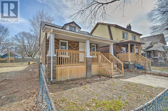 3623 Queen, House detached with 3 bedrooms, 2 bathrooms and null parking in Windsor ON | Image 3