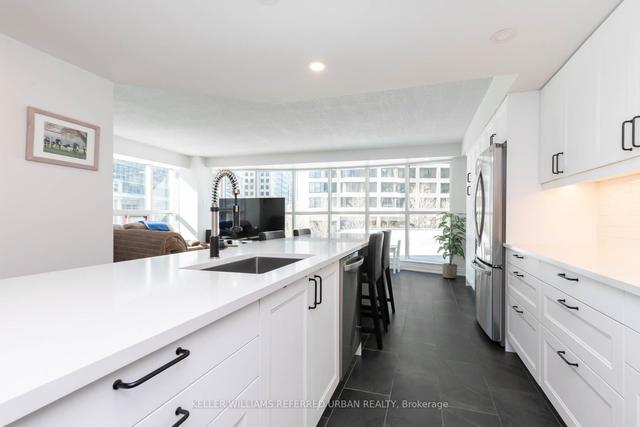 302 - 77 Harbour Sq, Condo with 2 bedrooms, 2 bathrooms and 1 parking in Toronto ON | Image 3