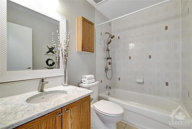 4326 Meadowvale Lane, Townhouse with 3 bedrooms, 2 bathrooms and 1 parking in Ottawa ON | Image 18