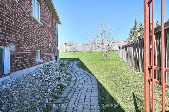 42 Carmel Cres, House detached with 3 bedrooms, 3 bathrooms and 6 parking in Brampton ON | Image 10