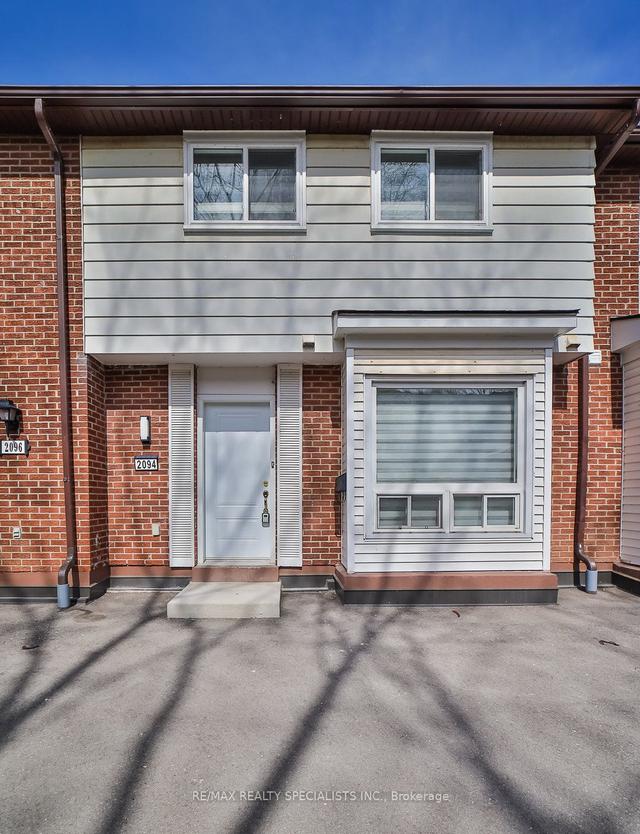 2094 Lakeshore Rd W, Townhouse with 4 bedrooms, 3 bathrooms and 1 parking in Oakville ON | Image 1