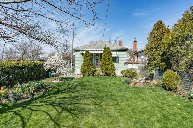 165 East 16th Street, House detached with 3 bedrooms, 1 bathrooms and 1 parking in Hamilton ON | Image 32