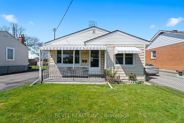 11 Parkwood Dr, House detached with 2 bedrooms, 1 bathrooms and 5 parking in St. Catharines ON | Image 9