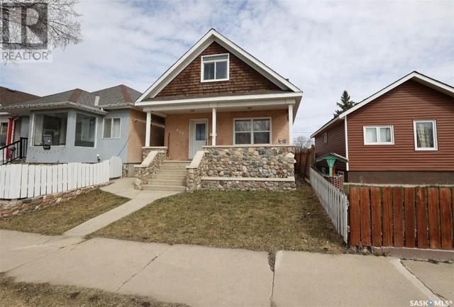 670 Athabasca Street E, House detached with 3 bedrooms, 3 bathrooms and null parking in Moose Jaw SK | Image 1