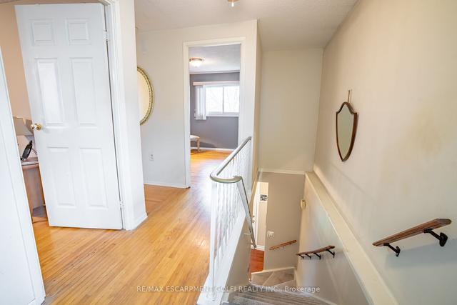 40 Townline Rd W, House semidetached with 3 bedrooms, 2 bathrooms and 4 parking in St. Catharines ON | Image 3