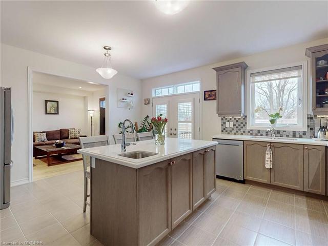 4 Hennessey Cres Crescent, House detached with 4 bedrooms, 3 bathrooms and 6 parking in Kawartha Lakes ON | Image 9