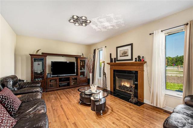 1981 Plainhill Drive, House detached with 6 bedrooms, 4 bathrooms and 6 parking in Ottawa ON | Image 2