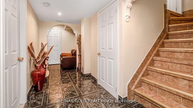 19 Ridgefield Crt, House detached with 4 bedrooms, 4 bathrooms and 5 parking in Brampton ON | Image 30