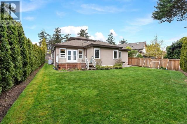 1705 De Sousa Pl, House detached with 4 bedrooms, 4 bathrooms and 2 parking in Saanich BC | Image 43