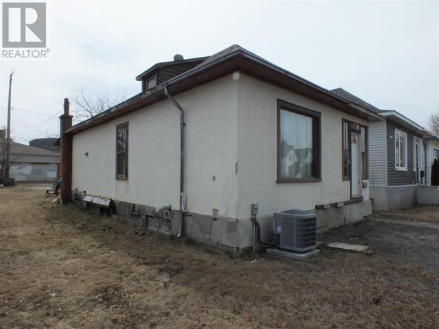 130 Amelia St E, House detached with 2 bedrooms, 1 bathrooms and null parking in Thunder Bay ON | Image 2
