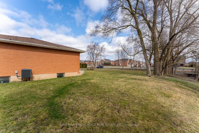 7086 Tremaine Rd, House detached with 3 bedrooms, 3 bathrooms and 6 parking in Milton ON | Image 16