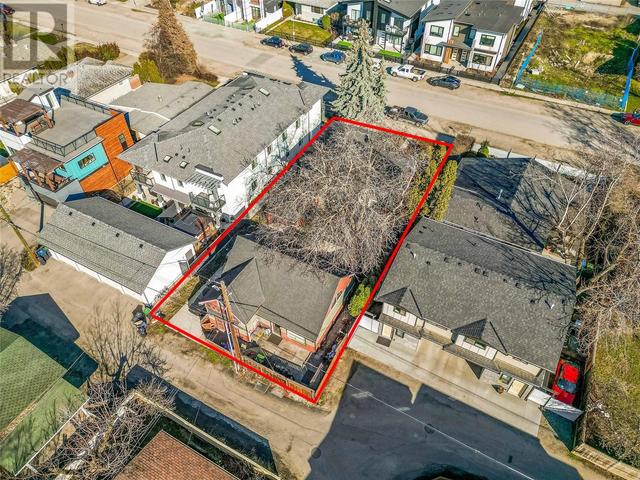 861 Martin Avenue, House detached with 5 bedrooms, 3 bathrooms and 4 parking in Kelowna BC | Image 3