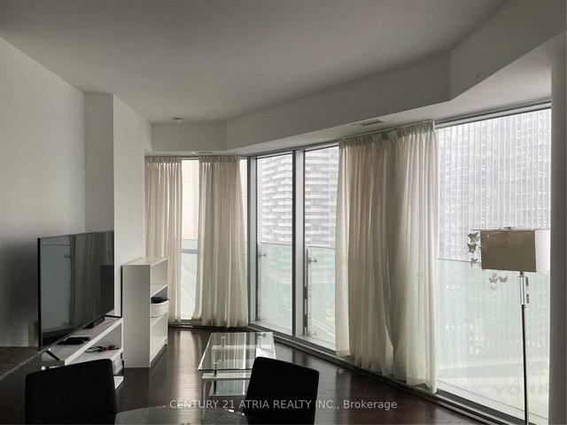 1702 - 12 York St, Condo with 2 bedrooms, 2 bathrooms and 1 parking in Toronto ON | Image 3