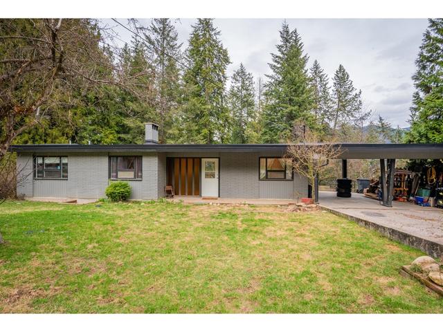 2184 Crestview Crescent, House detached with 5 bedrooms, 3 bathrooms and 4 parking in Castlegar BC | Image 13