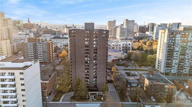 1705 - 71 Somerset Street W, Condo with 2 bedrooms, 2 bathrooms and 1 parking in Ottawa ON | Image 2