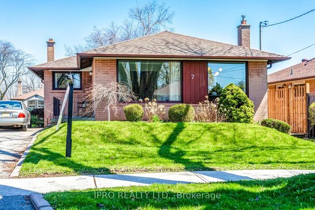 7 Stonehenge Cres, House detached with 3 bedrooms, 2 bathrooms and 3 parking in Toronto ON | Image 12
