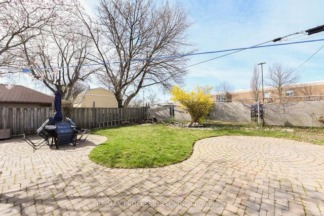 164 Wellesworth Dr, House detached with 3 bedrooms, 2 bathrooms and 5 parking in Toronto ON | Image 32
