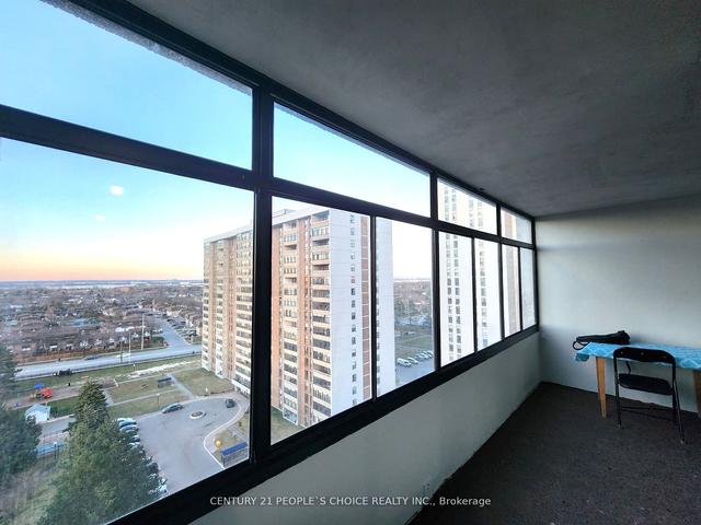 1405 - 15 Kensington Rd, Condo with 2 bedrooms, 1 bathrooms and 1 parking in Brampton ON | Image 11