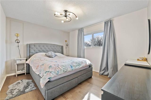 5005 Gage Court, House semidetached with 3 bedrooms, 1 bathrooms and 4 parking in Niagara Falls ON | Image 2