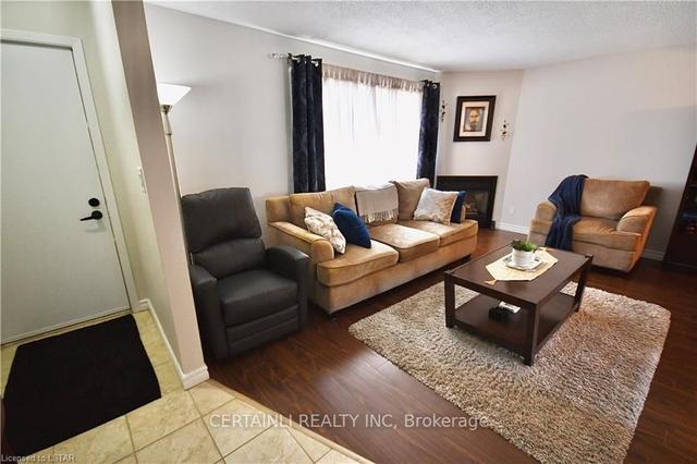 2 - 135 Belmont Dr, Townhouse with 3 bedrooms, 2 bathrooms and 1 parking in London ON | Image 2