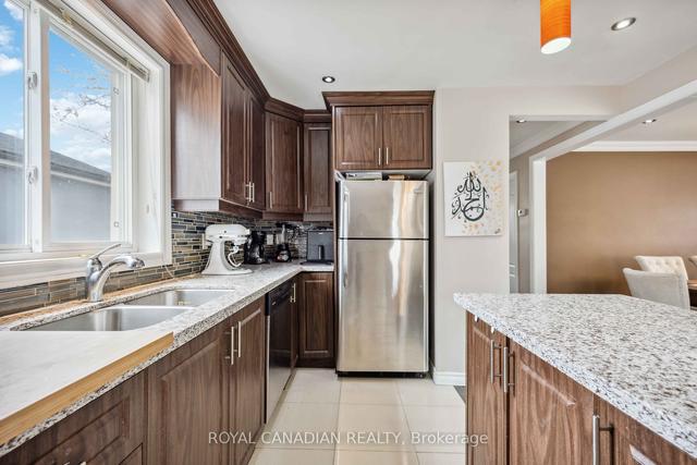12 Huntington Ave, House detached with 2 bedrooms, 2 bathrooms and 5 parking in Toronto ON | Image 4
