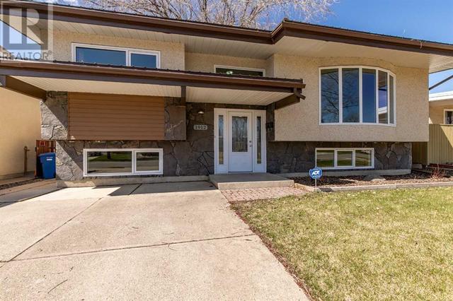 1912 18 Street N, House detached with 4 bedrooms, 2 bathrooms and 4 parking in Lethbridge AB | Image 2