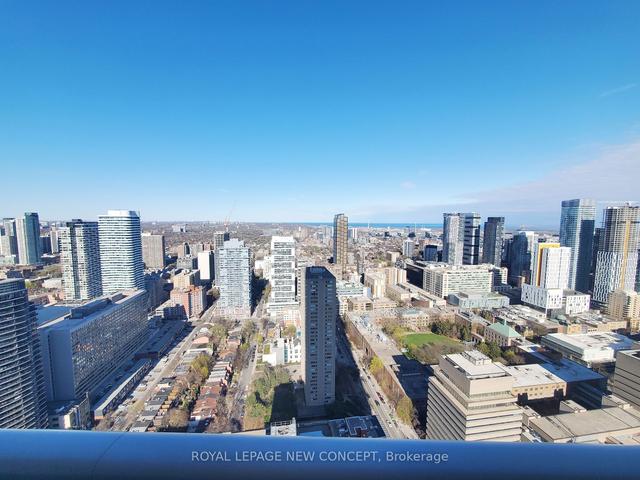 4102 - 386 Yonge St, Condo with 2 bedrooms, 2 bathrooms and 1 parking in Toronto ON | Image 3