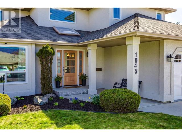 1045 Waldie Court, House detached with 4 bedrooms, 2 bathrooms and 4 parking in Kelowna BC | Image 2