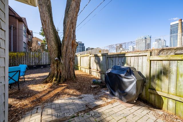 213 Broadway Ave, House detached with 2 bedrooms, 2 bathrooms and 1 parking in Toronto ON | Image 24