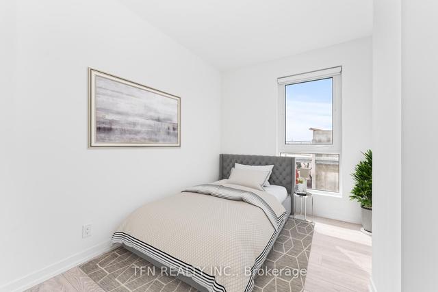 1121 - 2020 Bathurst St, Condo with 3 bedrooms, 2 bathrooms and 1 parking in Toronto ON | Image 2