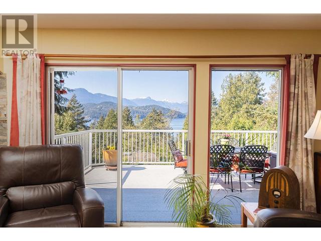 876 Windjammer Road, House detached with 4 bedrooms, 3 bathrooms and null parking in Bowen Island BC | Image 3